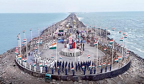 தனுஷ்கோடி அரிச்சல்முனையில் நடைபெற்ற வந்தே மாதரம் பாடலின் 150-வது ஆண்டு விழா கொண்டாட்டத்தில் பங்கேற்றோர்.