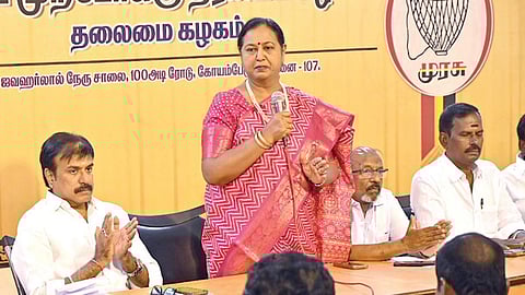 தேமுதிக மாவட்டச் செயலாளர்கள் கூட்டத்தில் பேசும் பிரேமலதா.படம்:எஸ். சத்தியசீலன்