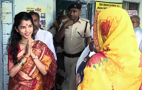 பிஹாரின் மிக இளம் எம்எல்ஏ ஆகும் நாடடுப்புற பாடகி: யார் இந்த மைதிலி தாக்கூர்?