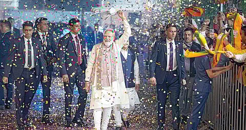 டெல்லியில் உள்ள பாஜக தலைமை அலுவலகத்தில் நேற்று இரவு பிஹார் தேர்தல் வெற்றி விழா கொண்டாடப்பட்டது. இதில் பங்கேற்க வந்த பிரதமர் மோடி மீது மலர்கள் தூவி உற்சாக வரவேற்பு அளிக்கப்பட்டது. அப்போது பிரதமர் நரேந்திர மோடி கைத்தறி துண்டை தலைக்கு மேலாக சுழற்றி தொண்டர்களை உற்சாகப்படுத்தினார்.படம்: பிடிஐ