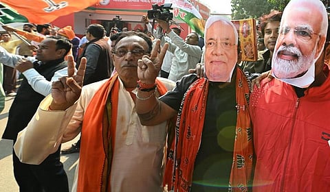 பிஹார் வெற்றி: என்டிஏ கூட்டணிக்கு தலைவர்கள் வாழ்த்து - இனிப்பு வழங்கி பாஜக கொண்டாட்டம்