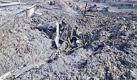 மாமல்லபுரம் அருகே பயிற்சி விமானம் நேற்று விபத்துக்கு உள்ளானது. தகவலறிந்து வந்த மீட்புக் குழுவினர், காயமடைந்த விமானியை ஹெலிகாப்டர் மூலம் மருத்துவமனைக்கு கொண்டு சென்றனர்். படங்கள்: எம்.முத்துகணேஷ்