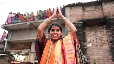 25 வயதில் எம்எல்ஏ.வான நாட்டுப்புறப் பாடகி மைதிலி