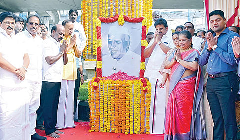 ஜவஹர்லால் நேருவின் 137-வது பிறந்த நாளையொட்டி, சென்னை கிண்டி கத்திப்பாரா சந்திப்பில் அமைந்துள்ள, அவரது சிலைக்கு அருகில் வைக்கப்பட்டிருந்த படத்துக்கு சுகாதாரத்துறை அமைச்சர் மா.சுப்பிரமணியன், டி.ஆர்.பாலு எம்.பி., சட்டப்பேரவை உறுப்பினர்கள் ஜே.எம்.அசன் மவுலானா. எஸ்.ஆர்.ராஜா, துணை மேயர் மகேஷ்குமார், தமிழ் வளர்ச்சி மற்றும் செய்தித் துறை செயலாளர் (பொறுப்பு) வே.அமுதவல்லி, செய்தி மக்கள் தொடர்புத் துறை இயக்குநர் இரா.வைத்திநாதன், செய்தி மக்கள் தொடர்புத் துறை கூடுதல் இயக்குநர் (செய்தி) ச.செல்வராஜ் உள்ளிட்டோர் மலர்தூவி மரியாதை செலுத்தினர்.