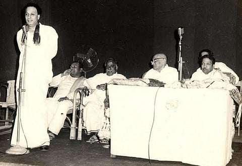 பொதுக்கூட்டத்தில் பேசுகிறார் எம்ஜிஆர். மேடையில் அண்ணா, ராஜாஜி, கலைஞர்.