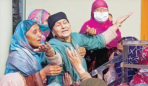 காஷ்மீரின் நவ்காம் காவல் நிலைய வளாகத்தில் நிகழ்ந்த வெடி விபத்தில் 9 பேர் உயிரிழந்தனர். உயிரிழந்த ஒருவரது உறவினர்கள் துக்கம் தாங்காமல் கதறி அழுதனர்.படம்: பிடிஐ