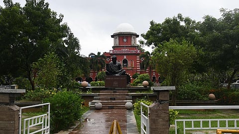 தனியார் பொறியியல் கல்லூரிகளுக்கு முறைகேடாக அங்கீகாரம்: அண்ணா பல்கலை. அதிகாரிகள் மீது வழக்கு