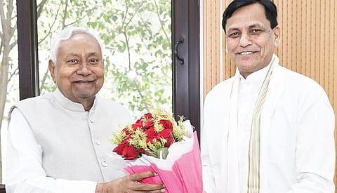 மத்திய அமைச்சரும் பாஜக மூத்த தலைவருமான நித்யானந்த ராய் பாட்னாவில் நேற்று முதல்வர் நிதிஷ் குமாரை சந்தித்துப் பேசினார். அப்போது பிஹாரில் புதிய அரசு அமைப்பது குறித்து ஆலோசனை நடத்தினர். படம்: பிடிஐ