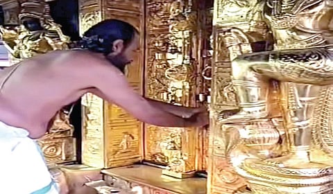 சபரிமலை கோயிலில் மண்டல வழிபாட்டுக்காக நடையை திறந்து வைத்த மேல்சாந்தி அருண்குமார் நம்பூதிரி.