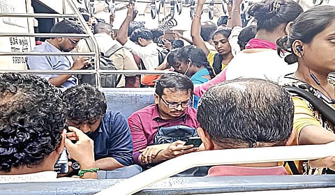 சென்னை மின்சார ரயில் முதல் வகுப்பு பெட்டிகளில் மகளிர் இருக்கைகள் ஆக்கிரமிப்பு: நடவடிக்கை எடுக்க பயணிகள் கோரிக்கை