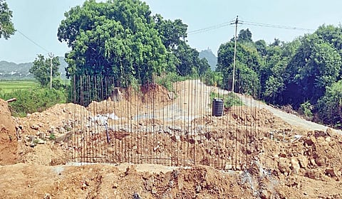 மாதுளங்குப்பம் செல்லும் வழியில் ஏரி கலங்கல் பகுதியில் உயர்மட்ட மேம்பாலம் அமைப்பதற்கான கட்டுமான பணிகள் தொடங்கப்பட்டுள்ளது.