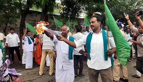 மேகேதாட்டு விவகாரம்: தஞ்சையில் உச்ச நீதிமன்ற உத்தரவு நகலை எரித்த காவிரி உரிமை மீட்புக் குழுவினர் கைது