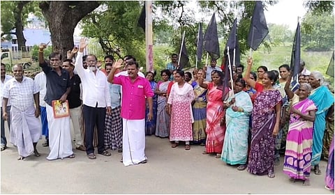 எஸ்ஐஆர்-க்கு எதிர்ப்பு: சாத்தூர் கிராம மக்கள் கருப்புக்கொடி ஏந்தி போராட்டம்
