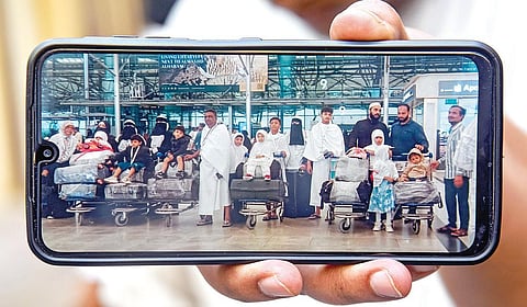 சவுதி விபத்தில் சையத் நசிருதீன் என்பவரது குடும்பத்தைச் சேர்ந்த 18 பேர் உயிரிழந்தனர். முன்னதாக, ஹைதராபாத் விமான நிலையத்தில் அவர்கள் புறப்பட்டபோது எடுத்த புகைப்படத்தை உறவினர் காண்பிக்கிறார். படம்: பிடிஐ