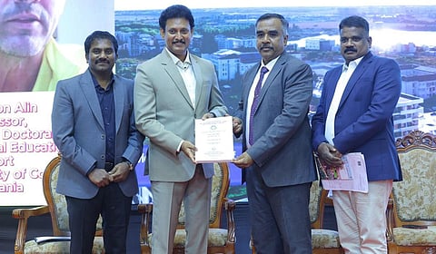 திருச்சி தேசியக் கல்லூரியில் நேற்று நடைபெற்ற முனைவர் பட்ட ஆராய்ச்சிக்கான வாய்மொழித் தேர்வின் முடிவில் அமைச்சர் அன்பில் மகேஸ் பொய்யாமொழிக்கு முனைவர் பட்ட சான்றிதழை வழங்கிய புறத்தேர்வு பேராசிரியர்
எஸ். திருமலைக் குமார்.