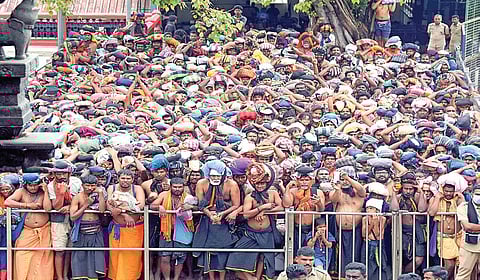 சபரிமலையில் ஐயப்பனை தரிசிப்பதற்காக 18-ம் படி முன் காத்திருந்த பக்தர்கள்.