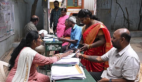 சென்னையில் அனைத்து வாக்குச்சாவடிகளிலும் இன்று முதல் நவ.25 வரை வாக்காளர் உதவி மையம் செயல்படும்: தேர்தல் அதிகாரி தகவல்