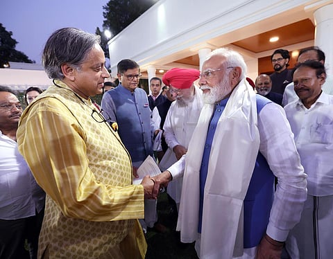 பிரதமர் மோடியுடன் சசி தரூர் | கோப்புப் படம்