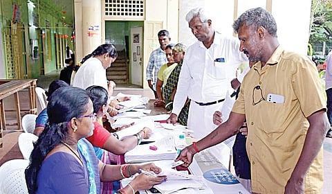 சென்னை நந்தனத்தில் உள்ள எஸ்.ஐ.இ.டி கல்லூரியில் நேற்று நடைபெற்ற வாக்காளர் உதவி மையத்தில் வாக்காளர்கள் ஆர்வமுடன் பங்கேற்று வாக்காளர் பட்டியல் சிறப்பு தீவிர திருத்தப் பணிக்கான கணக்கீட்டுப் படிவங்களை வாக்குச்சாவடி நிலை அலுவலர்களின் வழிகாட்டுதலுடன் பூர்த்தி செய்து வழங்கினர்.