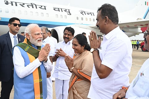 கோவை விமான நிலையத்தில் பிரதமர் மோடிக்கு உற்சாக வரவேற்பு