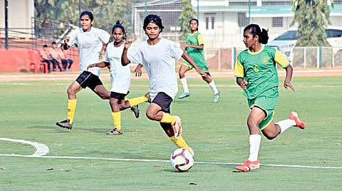 ஆந்திர மாநிலம் அனந்தபூரில் ஜூனியர் மகளிர் தேசிய கால்பந்து சாம்பியன்ஷிப் போட்டி நடைபெற்று வருகிறது. இதில் நேற்று நடைபெற்ற லீக் ஆட்டத்தில் தமிழ்நாடு - ஆந்திரா அணிகள் மோதின.