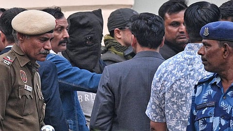 டெல்லி குண்டுவெடிப்பு வழக்கில் கைது செய்யப்பட்ட 4 பேரும் டெல்லி பாட்டியாலா நீதிமன்றத்தில் ஆஜர்படுத்தப்படுவதற்காக அழைத்து வரப்பட்டனர்.