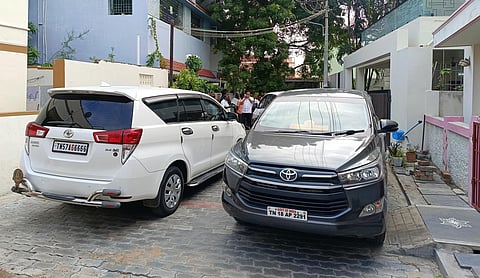 திண்டுக்கல்லில் ஜிஎஸ்டி நுண்ணறிவு பிரிவு அதிகாரிகள் சோதனை நடத்தி வரும் அமைச்சரின் மகள் வீடு.