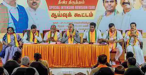 சென்னையில் வாக்காளர் பட்டியல் சிறப்பு தீவிர திருத்தம் குறித்து பாஜக சார்பில் நேற்று ஆய்வுக் கூட்டம் நடைபெற்றது.