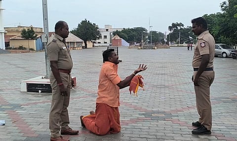 கரூர்: பணியிடை நீக்கம் செய்யப்பட்ட காவலர் கோயில் முன் யாசகம் பெற முயற்சி செய்ததால் பரபரப்பு