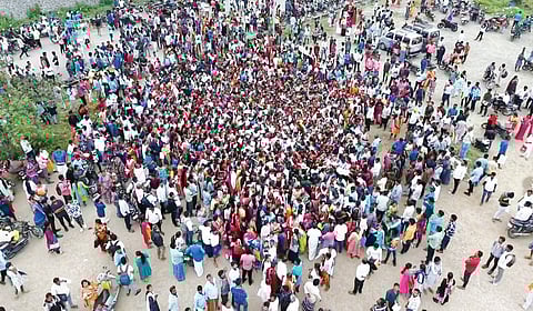 போச்சம்பள்ளி அருகே தனியார் காலணி தயாரிக்கும் நிறுவனத்தில் 52 பணியிடத்துக்கு விண்ணப்பிக்க, ஒரே நேரத்தில் 2 ஆயிரத்துக்கும் மேற்பட்டவர்கள் திரண்டனர்.