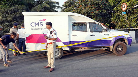 ரூ.7.11 கோடி கொள்ளையடிக்கப்பட்ட வழக்கில் பெங்களூரு போலீஸார் 2 பேரிடம் தீவிர விசாரணை