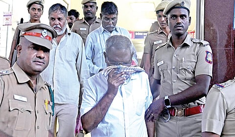 முன்னாள் எம்எல்ஏ-வுமான சுதர்சனம் கொலை வழக்கில், சென்னை கூடுதல் அமர்வு நீதிமன்றத்துக்கு அழைத்துவரப்பட்ட ஜெகதீஷ், ராகேஷ், அசோக். | படங்கள்: ம.பிரபு |