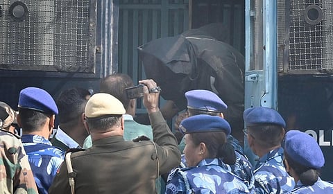 ஹமாஸ் பாணியில் மருத்துவமனைகளில் ஆயுதங்களை பதுக்கிய தீவிரவாதிகள்