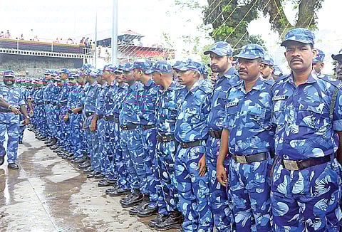 சபரிமலை ஐயப்பன் கோயிலில் நேற்று பாதுகாப்புக்குப் பொறுப்பேற்றுக் கொண்ட மத்திய விரைவு அதிரடிப்படை குழுவினர்.