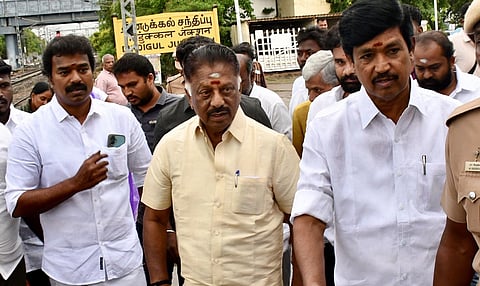 தேனியில் இருந்து சென்னை செல்ல திண்டுக்கல் ரயில்நிலையம் வந்த முன்னாள் முதல்வர் ஓ.பன்னீர்செல்வம் | படம்: நா.தங்கரத்தினம்.