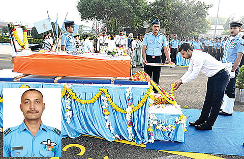 கோவை சூலூர் விமானப்படை தளத்தில் விமானி நமன்ஸ் ஷ்யால் உடலுக்கு மலர்வளையம் வைத்து அஞ்சலி செலுத்திய மாவட்ட ஆட்சியர் பவன்குமார் கிரியப்பனவர். (உள்படம்) நமன்ஸ் ஷ்யால்