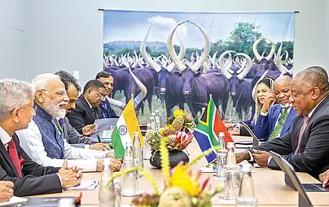 ஜோகன்னஸ்பர்க் நகரில் தென்னாப்பிரிக்க அதிபர் சிரில் ராமபோசாவுடன் பிரதமர் மோடி நேற்று முக்கிய பேச்சுவார்த்தை நடத்தினார். படம்: பிடிஐ