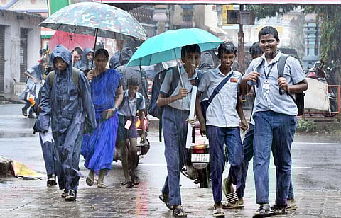 தொடர் கனமழை: எந்தெந்த மாவட்டங்களில் இன்று பள்ளிகளுக்கு விடுமுறை?