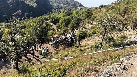 உத்தராகண்டில் 70 மீ. ஆழமுள்ள பள்ளத்தில் பேருந்து கவிழ்ந்து 5 பேர் பலி