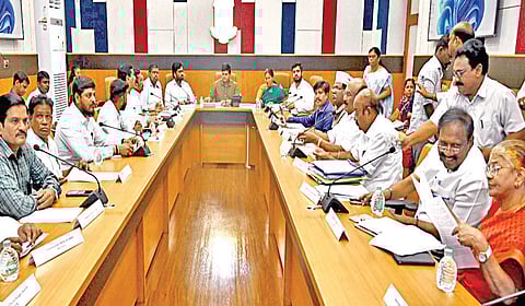 வாக்காளர் பட்டியல் சிறப்பு தீவிர திருத்தம் தொடர்பாக சென்னை ரிப்பன் மாளிகையில், அங்கீகரிக்கப்பட்ட அரசியல் கட்சிகளின் பிரதிநிதிகளுடன் ஆலோசனை நடத்திய சென்னை மாவட்ட தேர்தல் அலுவலரும் மாநகராட்சி ஆணையருமான ஜெ.குமரகுருபரன். | படம்: ம.பிரபு |