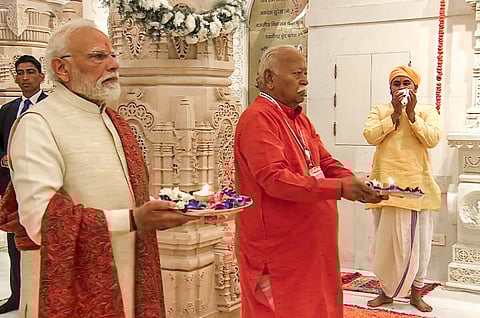 அயோத்தி ராமர் கோயிலில் பிரதமர் மோடி வழிபாடு. உடன் ஆர்எஸ்எஸ் தலைவர் மோகன் பாகவத்