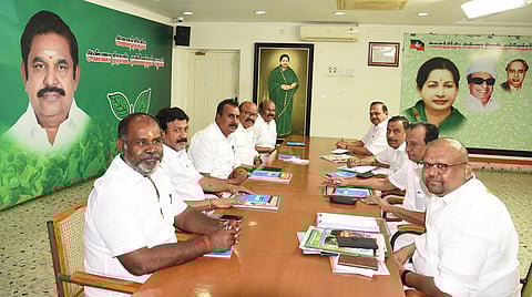 அதிமுக முன்னாள் அமைச்சர்கள் ஆலோசனை