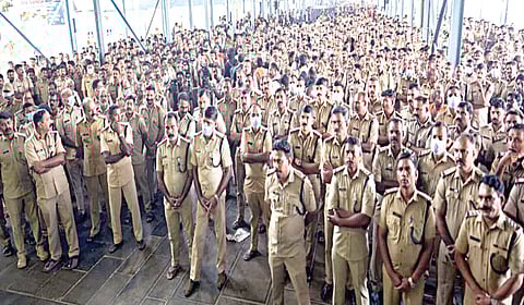 சபரிமலை கோயில் பாதுகாப்புக்காக புதிதாக பொறுப்பேற்றுக் கொண்ட காவலர் குழு.