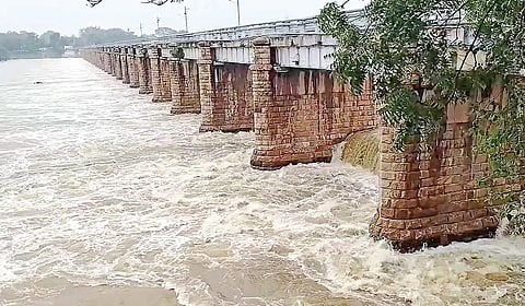 தாமிரபரணியில் 30,000 கன அடி தண்ணீர் - ஸ்ரீவைகுண்டம் அணையை தாண்டி கடலுக்கு பாய்கிறது!