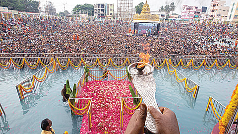 திருச்சானூரில் பஞ்சமி தீர்த்த உற்சவம்: பல்லாயிரக்கணக்கான பக்தர்கள் புனித நீராடினர்