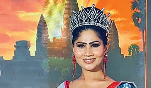 வெற்றிக் கோப்பையுடன் திருநங்கை ரஃபியா.