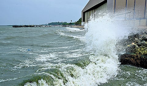 மண்டபம் வடக்கு கடற்பகுதியில் சீற்றத்துடன் காணப்பட்ட கடல்.