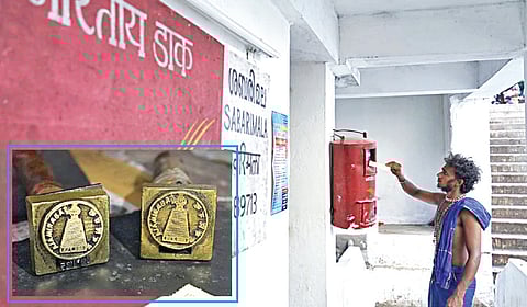 சபரிமலை அஞ்சல் நிலையத்தில் தபாலை உறவினருக்கு அனுப்பும் பக்தர். (உள்படம்) ஐயப்ப சுவாமி உருவத்துடன் கூடிய அஞ்சல் முத்திரை.