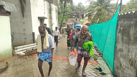 டித்வா புயல் எச்சரிக்கை: தனுஷ்கோடியில் இருந்து மீனவ மக்கள் வெளியேற்றம்