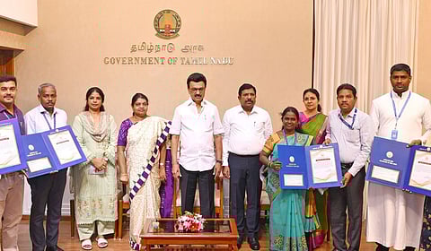 குழந்தைகள் நலன் பேணும் நிறுவனங்களுக்கு சேவை விருதுகளை வழங்கினார் முதல்வர்